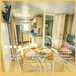una cucina e un soggiorno con cucina e soggiorno. di Dreamy Lodge - Plaisir & Plage à 100m a Canet-en-Roussillon