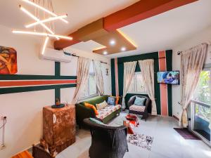 un soggiorno con divano e alcune finestre di MOOKSQUARE NS SPOT a Douala