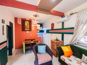 un soggiorno con un divano e un tavolo di MOOKSQUARE NS SPOT a Douala