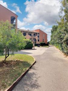 an empty street in front of a building at Appartement charmant à Canet-en-Roussillon / 35 m² / Piscine. in Canet-en-Roussillon