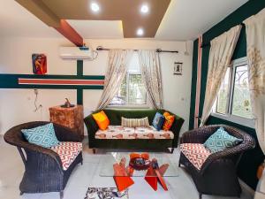 un soggiorno con due sedie e un divano di MOOKSQUARE NS SPOT a Douala
