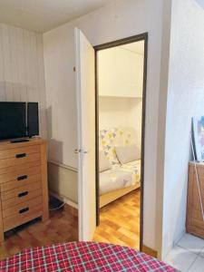 a bedroom with a mirror and a bed and a dresser at Appartement charmant à Canet-en-Roussillon / 35 m² / Piscine. in Canet-en-Roussillon