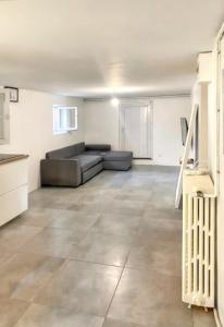 a large living room with a couch and a table at Appartement cosy à Les Pavillons-sous-Bois 30 m² avec jardin clôturé in Les Pavillons-sous-Bois