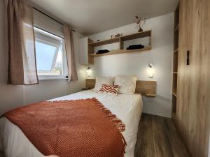 una piccola camera da letto con un letto e una finestra di Dreamy Lodge - Plaisir & Plage à 100m a Canet-en-Roussillon Altre 38 foto