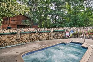 una piscina frente a un muro de piedra en Gull Lake Resort Escape Pool and Snowmobile Trails, en Nisswa