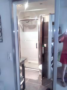 a person standing in a bathroom with a toilet at Maison charmante à Monticello avec jardin privé in Monticello
