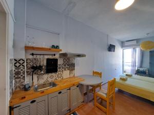 Kuchyň nebo kuchyňský kout v ubytování Eleana Apartments