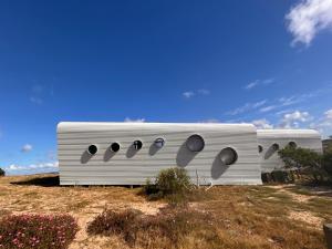 un edificio con ventanas circulares en un lateral en Posada El Pepe, en José Ignacio 39 fotos más