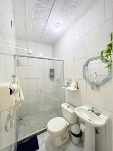Koupelna v ubytování Suites Casa Azul-Vila do Abraão- conforto, limpeza, ótima localização
