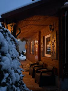 a row of benches on a porch in the snow at U Małgorzaty in Wojtkowa