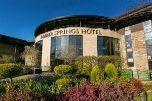 un edificio con un cartello che legge mener Springs hotel di Amber Springs Hotel a Gorey