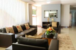 una sala de estar con un sofá y una mesa en Di Roma Rio Quente TURISMO, en Rio Quente 8 fotos más