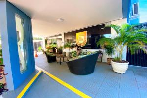 un balcón de un edificio con macetas. en Di Roma Rio Quente TURISMO, en Rio Quente