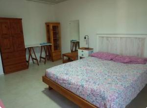 Schlafzimmer mit einem Bett, einer Kommode und einem Schreibtisch in der Unterkunft Santa María alojamiento in Federación