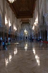 a large building with a large hall with people in it at Marokkoreizen in Fès