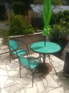 two chairs and a table and a table and chairs at Bord de vilaine in Nivillac
