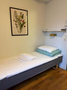 Postel nebo postele na pokoji v ubytování Torget Vandrarhem