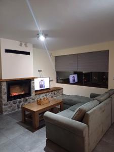 TV a/nebo společenská místnost v ubytování Το ραχατι