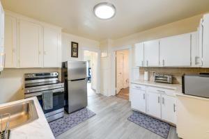 Η κουζίνα ή μικρή κουζίνα στο Apartment 2 Mi to Niagara Falls State Park!