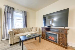 Μια τηλεόραση ή/και κέντρο ψυχαγωγίας στο Apartment 2 Mi to Niagara Falls State Park!