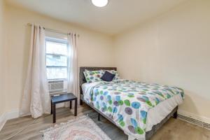 Ένα ή περισσότερα κρεβάτια σε δωμάτιο στο Apartment 2 Mi to Niagara Falls State Park!