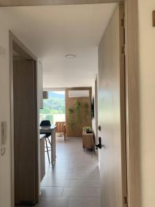a hallway with a door leading to a dining room at Apartamento acogedor con vista a la naturaleza in Floridablanca
