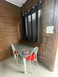 a small table and two chairs in a sauna at Casa Itajaí - Perto Balneário- Penha- Navegantes in Itajaí