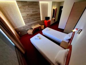 Postel nebo postele na pokoji v ubytování Korona Hotel + 9 fotografií