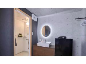 une salle de bain avec un lavabo et un miroir dans l'établissement Yonagunijima Hotel Munbu Stay Kukomae - Vacation STAY 93720v, à Sonai 15 autres photos