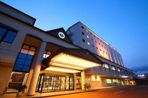un edificio con un reloj en la parte delantera en The Paradise Garden Sasebo - Vacation STAY 03127v, en Sasebo