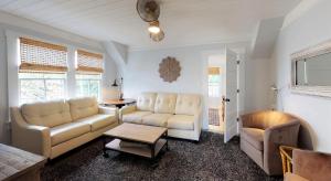 Posezení v ubytování Palm View - Lovingly Renovated - 3 KINGS Half Mile Stroll to Historic DT - Beach just 3 Miles