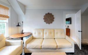 Posezení v ubytování Palm View - Lovingly Renovated - 3 KINGS Half Mile Stroll to Historic DT - Beach just 3 Miles
