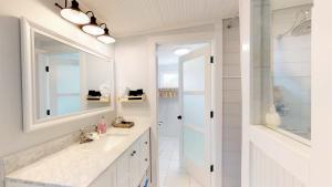 Koupelna v ubytování Palm View - Lovingly Renovated - 3 KINGS Half Mile Stroll to Historic DT - Beach just 3 Miles