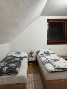 Postel nebo postele na pokoji v ubytování Chalúpka Mischel