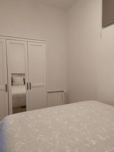 Ένα ή περισσότερα κρεβάτια σε δωμάτιο στο Cozy studio with A/C near Toledo