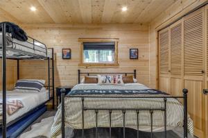 a bedroom with two bunk beds in a log cabin at Hygee Haus in Packwood