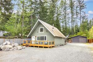 a green house with a fence and a yard at Hygee Haus in Packwood