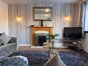 TV a/nebo společenská místnost v ubytování Rose House- 6 bedrooms