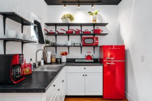 Η κουζίνα ή μικρή κουζίνα στο L Studio Traverse close to downtown and Beach