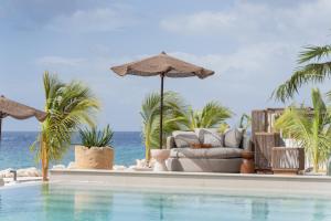 Bazén v ubytování Art Hotel Curacao - Adults Only nebo v jeho okolí