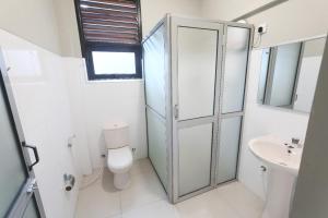 łazienka z toaletą i umywalką w obiekcie Mirissa Ocean Breeze Hotel Triple room w mieście Mirissa