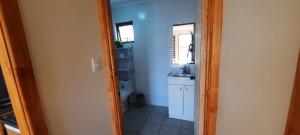 Un baño pequeño con lavabo e inodoro. en Cabañas junto a la playa, en Las Cruces 18 fotos más