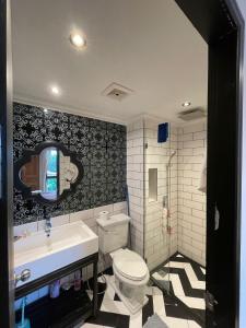 a bathroom with a toilet and a sink at Eleanor Homes in Jomtien Beach +14 photos