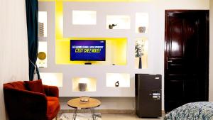ein Wohnzimmer mit einem Fernseher an der Wand in der Unterkunft Villa Kalm in Abidjan