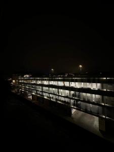 シャトールーにあるMezzaloftの夜間の照明付きの大きな建物