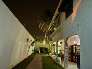 eine Gasse zwischen zwei Gebäuden bei Nacht in der Unterkunft Villa Kalm in Abidjan
