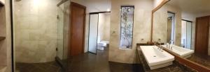 a bathroom with two sinks and a shower and a toilet at Casa Garay Hotel 658 in Asuncion