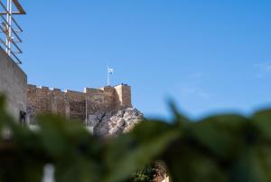 una vista de la pared de Gibraltar en Central House in Plaka, en Atenas