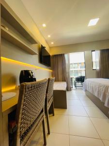 pokój hotelowy z łóżkiem, stołem i krzesłami w obiekcie MALIA BEACH - Alto Padrão - PRAIA MURO ALTO - Porto de Galinhas w mieście Porto de Galinhas