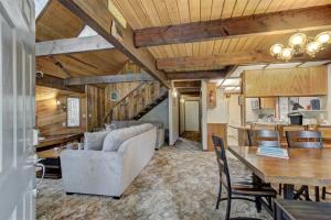 Χώρος καθιστικού στο Lake Creek Cabin